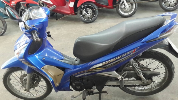 ขาย Honda Wave 125 i สตาร์ทมือ ปี 55 ปลายปี เครื่องดีเดิมๆ ไม่หลวม ชุดสีมีรอยล้ม 2 ฝั่ง ด้านซ้ายและด้านขวา ตรงบังลมนอก ภาษีเต็มเล่มพร้อมชุดโอน