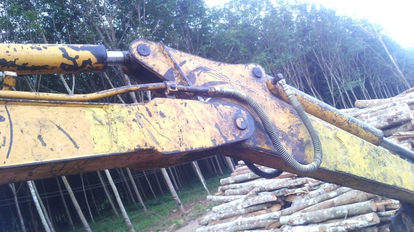 ขายรถแบคโฮ KOMATSU PC40-6 หัวคีปไม้กับบุ้งกี๋ พร้อมหางลาก ราคา 300000