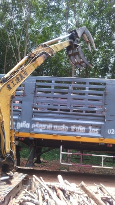 ขายรถแบคโฮ KOMATSU PC40-6 หัวคีปไม้กับบุ้งกี๋ พร้อมหางลาก ราคา 300000