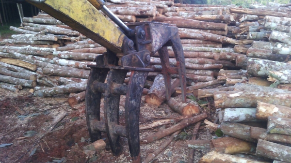 ขายรถแบคโฮ KOMATSU PC40-6 หัวคีปไม้กับบุ้งกี๋ พร้อมหางลาก ราคา 300000 ขายรถแบคโฮ KOMATSU PC40-6 หัวคีปไม้กับบุ้งกี๋ พร้อมหางลาก ราคา 300000