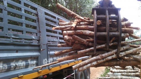 ขายรถแบคโฮ KOMATSU PC40-6 หัวคีปไม้กับบุ้งกี๋ พร้อมหางลาก ราคา 300000