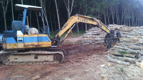 ขายรถแบคโฮ KOMATSU PC40-6 หัวคีปไม้กับบุ้งกี๋ พร้อมหางลาก ราคา 300000