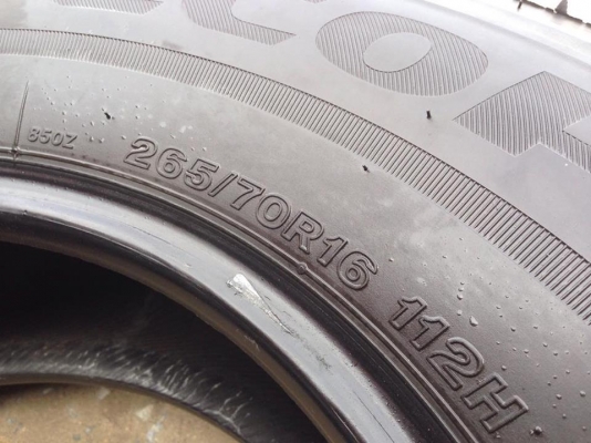 ยาง Bridgstone 265-70-16 ปี 15 ครบชุด 4 เส้น 6000  สภาพสวยๆไม่มีปะไม่บวมไม่กินข้าง ดอกยางเหลือเยอะเอาไปวิ่งกันใด้อีกยาวค่ะ