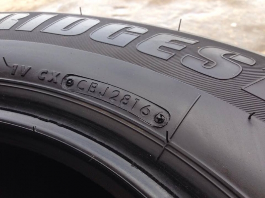 ยาง Bridgstone 215-70-16 ปี 16 ครบชุด 4 เส้น 7500  สภาพสวยๆไม่มีปะไม่บวมไม่กินข้าง ดอกยางเหลือเยอะเอาไปวิ่งกันใด้อีกยาวค่ะ