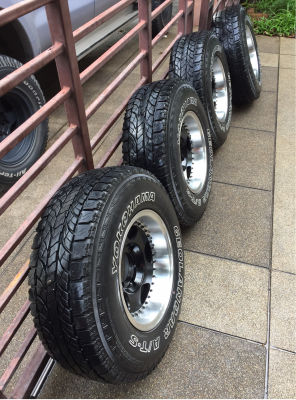ล้อแท้ Apache ขอบ15 สภาพสวย ไม่มีซ่อม พร้อมยาง All Yokohama 30 9.5 R15 ดอกเต็ม ราคาไม่แพง