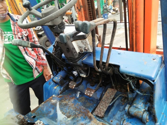 ขายโฟล์คลิฟ โตโยต้ารุ่น5 เกียออโต้ ยก2.5ตัน เสา4เมตรไซชิบ