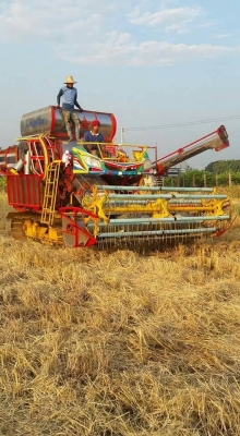 ขายรถเกี่ยวข้าวไอ้หนุ่มไวไฟ เกษตรพัฒนา54 เครื่องอีซูซุ240 ช่วงล่าง12นอก เช็คระบบให้พร้อมทำสีใหม่พร้อมลงงาน ขายรถเกี่ยวข้าวไอ้หนุ่มไวไฟ เกษตรพัฒนา54 เครื่องอีซูซุ240 ช่วงล่าง12นอก เช็คระบบให้พร้อมทำสีใหม่พร้อมลงงาน