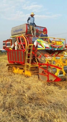 ขายรถเกี่ยวข้าวไอ้หนุ่มไวไฟ เกษตรพัฒนา54 เครื่องอีซูซุ240 ช่วงล่าง12นอก เช็คระบบให้พร้อมทำสีใหม่พร้อมลงงาน