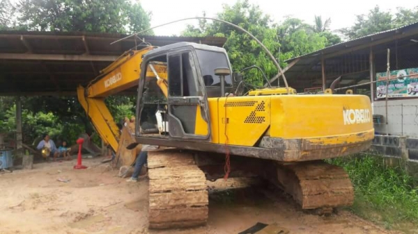 ขาย 435,000 KOBELCO sk 200- 3 เครื่องดี ไฟฟ้าตัด โช่หนา เอวแน่น  เอกสารชื้อขาย รถอยู่ จ.ยโสธร  090-772-3710 090-772-3708