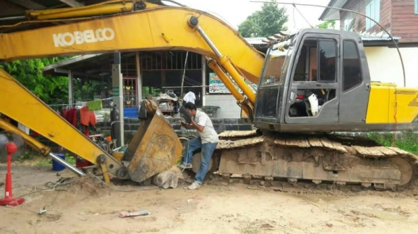 ขาย 435,000 KOBELCO sk 200- 3 เครื่องดี ไฟฟ้าตัด โช่หนา เอวแน่น  เอกสารชื้อขาย รถอยู่ จ.ยโสธร  090-772-3710 090-772-3708