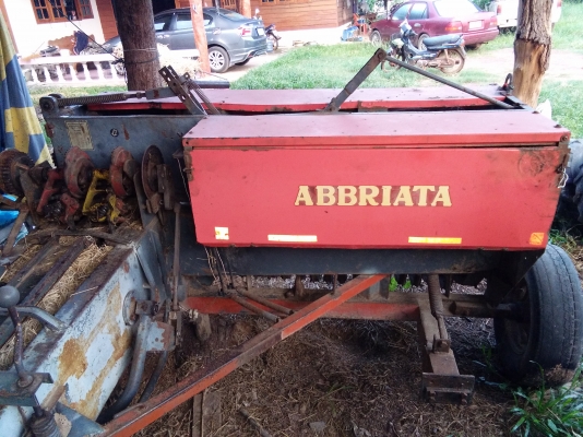 ขายเครื่องอัดฟาง ABBRIATA ชุดมัดฟางใช้ร่วมกับ คูโบต้า และ นิวฮอลแลนได้ ราคา 95000 ทนทาน มัดไว วันละ500ก้อนสบาย อะไหล่หาง่าย พึ่งเปลี่ยนชุดมัดฟางใหม่ 092-1370506