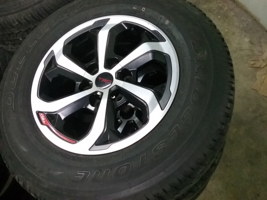 แม็กพร้อมยางรีโว่TRDขอบ17 ยาง265/65/17ยางป้ายแดงปี 16