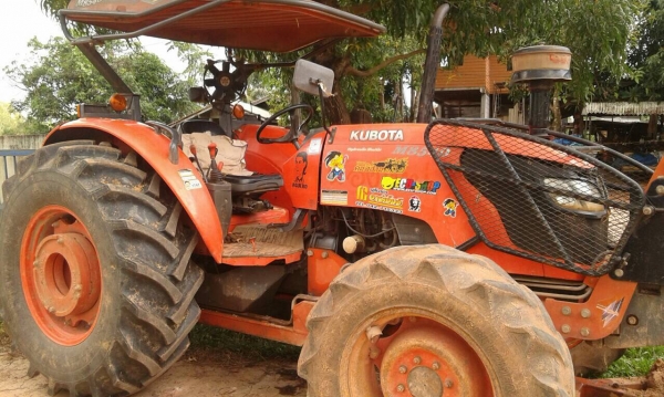 Kubota M8540 ใบดันตัวรถ ชั่วโมงน้อย ยางหลังใหม่ รถไม่เคยไถนา ดันดินอย่างเดียวครับ เล่มพร้อมโอน