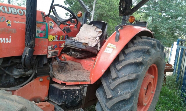 Kubota M8540 ใบดันตัวรถ ชั่วโมงน้อย ยางหลังใหม่ รถไม่เคยไถนา ดันดินอย่างเดียวครับ เล่มพร้อมโอน