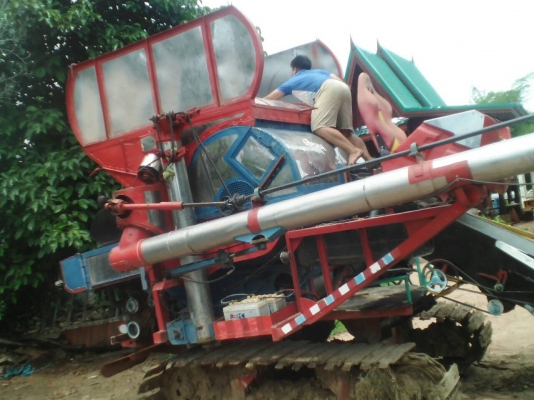 ขายรถเกี่ยวข้าวอุ้ม 2.50 ตัน เครื่องISUZU175 ตัวเดิน12 รถอู่ประกอบ