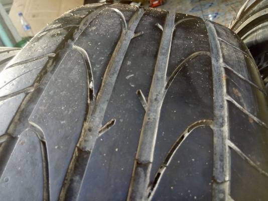 ce28 ขอบ 17 ใส่รถ 5 รู พร้อมยางปี 15 ดอกล้นๆ