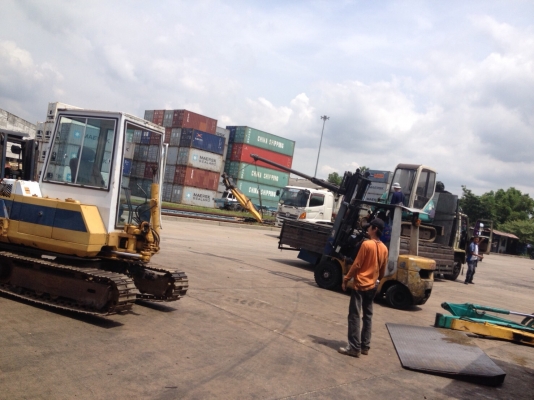 ขายรถขุดเล็กนำเข้าจากญี่ปุ่น komatsu pc30-6 มีประตู สภาพสวยพร้อมใช้งาน แทรกเหล็ก มีตู้เก๋ง สนใจติดต่อ 089-2579650 (รถขุดเรานำเข้าเองราคาคุวกันได้ครับ) เอกสารนำเข้าพร้อมครับ