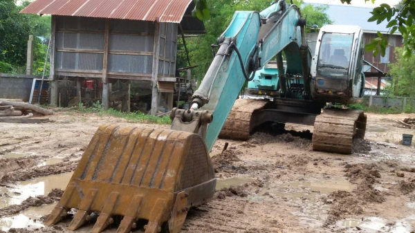 KOBELCO.SK200 มาร์คไฟท์ธรรมดา เครื่องปั้มดีโซ่ใบหนาเอวแน่นไฟฟ้าเต็มขาดหน้าจอเอกสารเล่มทะเบียนครบชุด สนใจติดต่อ 0835601591 หรือ 0903494058