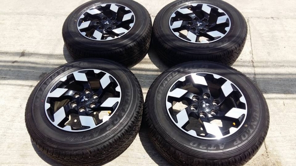 ขายล้อแม็กป้ายแดง triton plus 17" ยางปี16 สนใจติดต่อ ตาเล็ก ล้อและยางครับ 081-3747940