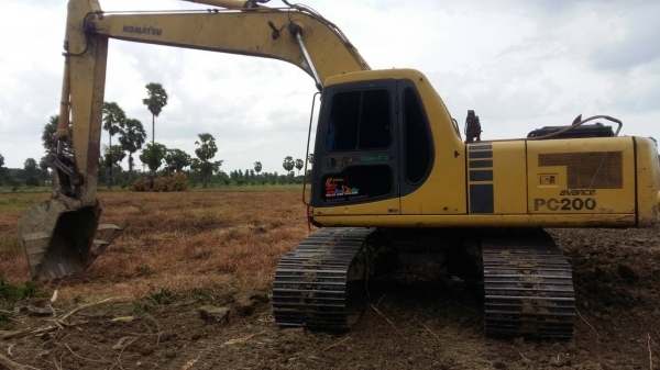 ขายรถแบคโฮ KOMATSU PC200-6 ระบบไฟเต็ม เอกสารอินวอย ราคา 750000