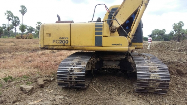 ขายรถแบคโฮ KOMATSU PC200-6 ระบบไฟเต็ม เอกสารอินวอย ราคา 750000