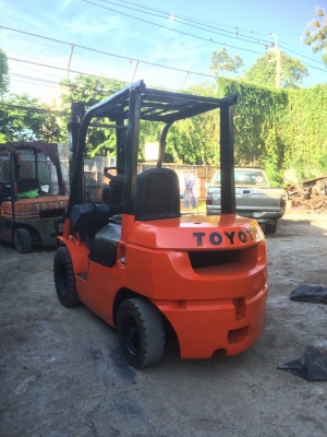 ขายรถฟอร์คลิฟต์ TOYOTA รุ่น 7 ยก 2.5 ตันสูง 3 เมตร เครื่อง 4 yเบนซิน ราคา 170000
