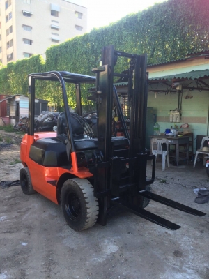 ขายรถฟอร์คลิฟต์ TOYOTA รุ่น 7 ยก 2.5 ตันสูง 3 เมตร เครื่อง 4 yเบนซิน ราคา 170000