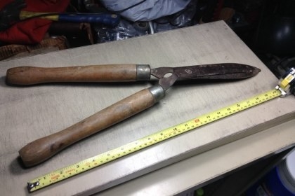 ขายกรรไกรตัดหญ้างานเก่าสภาพดีเหล็กดีด้ามไม้ Made in Usa. ขายกรรไกรตัดหญ้างานเก่าสภาพดีเหล็กดีด้ามไม้ Made in Usa.