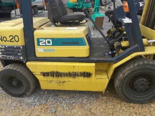 ขายรถยก KOMATSU 6FG20-11 เครื่องเบนซิน  เสาสูง 4 เมตร ยกได้ 2 ตัน เกียร์ธรรมดา รถนอกนำเข้า ติดต่อ 098-7962549