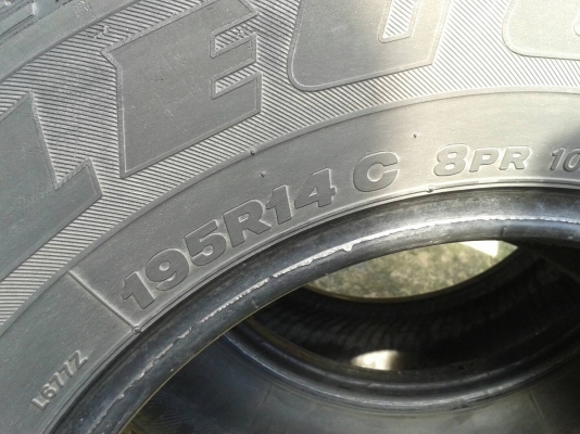 ยาง 195R14  4 เส้นนี้ ราคา 1390 บาท