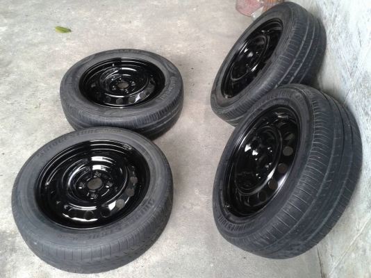 ล้อกะทะขอบ15นิ้ว4รู100 พร้อมยาง สวยๆ ชุดนี่ ราคา 1900 บาท