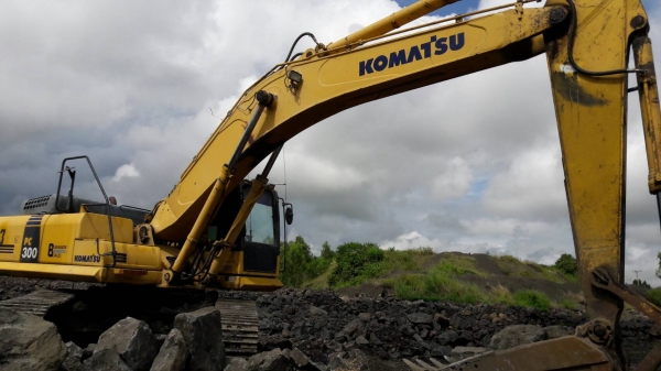 ขายรถแบคโฮ KOMATSU PC300-8 เอกสารเล่มทะเบียน ไมล์ 12642 ชม.ราคา 1550000