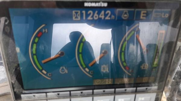 ขายรถแบคโฮ KOMATSU PC300-8 เอกสารเล่มทะเบียน ไมล์ 12642 ชม.ราคา 1550000