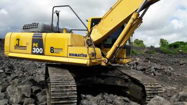 ขายรถแบคโฮ KOMATSU PC300-8 เอกสารเล่มทะเบียน ไมล์ 12642 ชม.ราคา 1550000