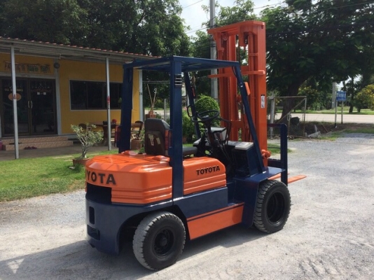 TOYOTA 2.5ตัน เสา 6เมตร รุ่น5 เครื่องยนต์ดีเซล นำเข้าจากญี่ปุ่น โทร.090-986-2521 อ๊อบ