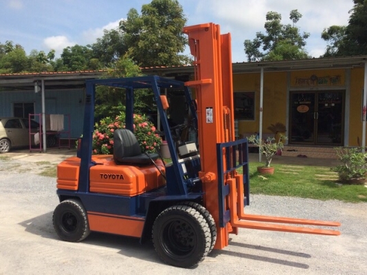 TOYOTA 2.5ตัน เสา 6เมตร รุ่น5 เครื่องยนต์ดีเซล นำเข้าจากญี่ปุ่น โทร.090-986-2521 อ๊อบ
