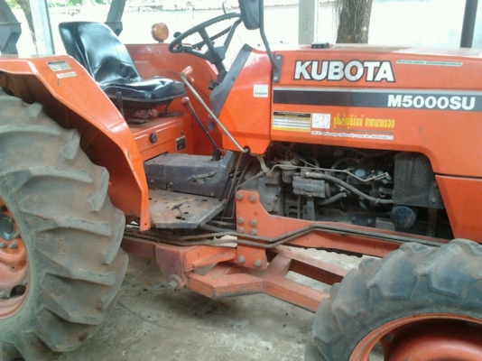 KUBOTA M5000 SU - 4WD 2 เพลา สวยจัดเหมือนใหม่ รถใช้งาน 610 ชม. อุปกรณ์มีครบมีใบมีดดันหน้า ผานพรวนดิน 3 ผานพรวนดิน 6 ผานขุดมันสำปะหลัง ช่วงล่างแน่น ยางสภาพดี 70\% พร้อมใช้งานได้เลยทันที เอกสารเล่มทะเบียนครบพร้อมโอนได้เลย ราคาต่อรองได้ครับ KUBOTA M5000 SU - 4WD 2 เพลา สวยจัดเหมือนใหม่ รถใช้งาน 610 ชม. อุปกรณ์มีครบมีใบมีดดันหน้า ผานพรวนดิน 3 ผานพรวนดิน 6 ผานขุดมันสำปะหลัง ช่วงล่างแน่น ยางสภาพดี 70\% พร้อมใช้งานได้เลยทันที เอกสารเล่มทะเบียนครบพร้อมโอนได้เลย ราคาต่อรองได้ครับ