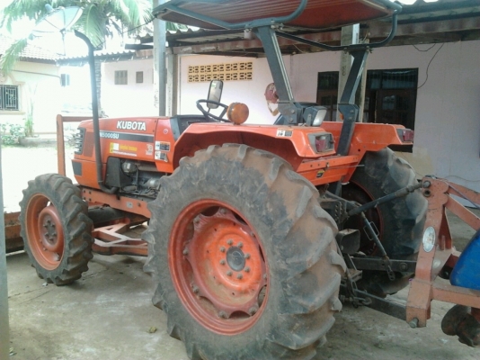 KUBOTA M5000 SU - 4WD 2 เพลา สวยจัดเหมือนใหม่ รถใช้งาน 610 ชม. อุปกรณ์มีครบมีใบมีดดันหน้า ผานพรวนดิน 3 ผานพรวนดิน 6 ผานขุดมันสำปะหลัง ช่วงล่างแน่น ยางสภาพดี 70\% พร้อมใช้งานได้เลยทันที เอกสารเล่มทะเบียนครบพร้อมโอนได้เลย ราคาต่อรองได้ครับ KUBOTA M5000 SU - 4WD 2 เพลา สวยจัดเหมือนใหม่ รถใช้งาน 610 ชม. อุปกรณ์มีครบมีใบมีดดันหน้า ผานพรวนดิน 3 ผานพรวนดิน 6 ผานขุดมันสำปะหลัง ช่วงล่างแน่น ยางสภาพดี 70\% พร้อมใช้งานได้เลยทันที เอกสารเล่มทะเบียนครบพร้อมโอนได้เลย ราคาต่อรองได้ครับ