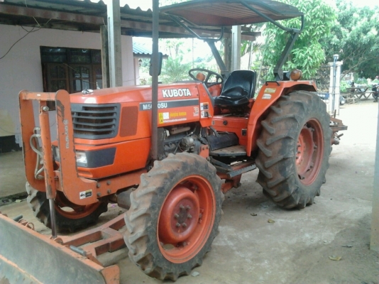 KUBOTA M5000 SU - 4WD 2 เพลา สวยจัดเหมือนใหม่ รถใช้งาน 610 ชม. อุปกรณ์มีครบมีใบมีดดันหน้า ผานพรวนดิน 3 ผานพรวนดิน 6 ผานขุดมันสำปะหลัง ช่วงล่างแน่น ยางสภาพดี 70\% พร้อมใช้งานได้เลยทันที เอกสารเล่มทะเบียนครบพร้อมโอนได้เลย ราคาต่อรองได้ครับ