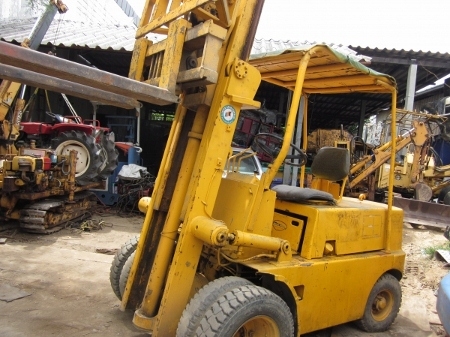 ขายถูก-รถ FROKLIFT (โฟล์คลิฟท์): KOMATSU D3-1 เครื่อง ISUZU: 3 ตัน เสาสูง 4 เมตร งาดั๊มกระดกได้