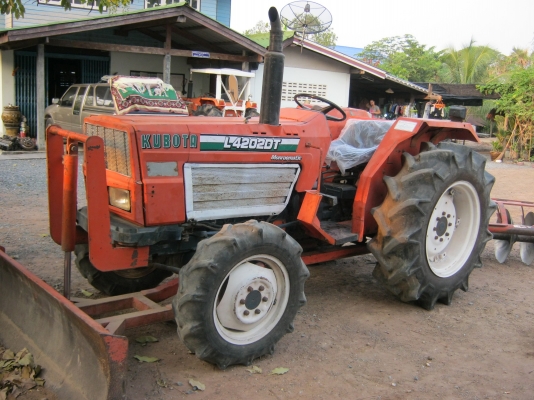 ขายด่วนรถไถนาคูโบต้า L4202dt 4wd 4x4 เทอร์โบเพาเวอร์สวยๆพร้อมใบมีดดันหน้า-ผานหลัง 6x22 พร้อมใช้ครับ...รถอยู่นครสวรรค์ อ.ไพศาลีครับ