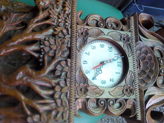 นาฬิกาบนไม้สักทองแกะสลักจากไม้ท่อเดียวขนาดใหญ่ใว้แต่งบ้าน