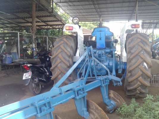 ต้องการขายรถไนา Ford6610 สวยพร้อมใช้งาน