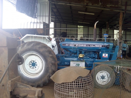 ต้องการขายรถไนา Ford6610 สวยพร้อมใช้งาน