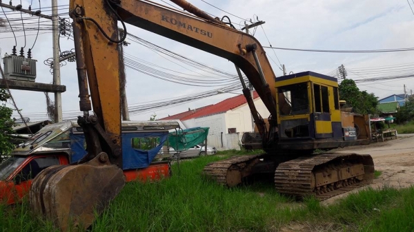 ขายรถแบ็คโฮ KOMATSU PC200-3 เครื่องเดิม ปั๊มเดิม ช่วงล่างเต็ม เอวมีขยับนิดหน่อย เอกสารซื้อขาย