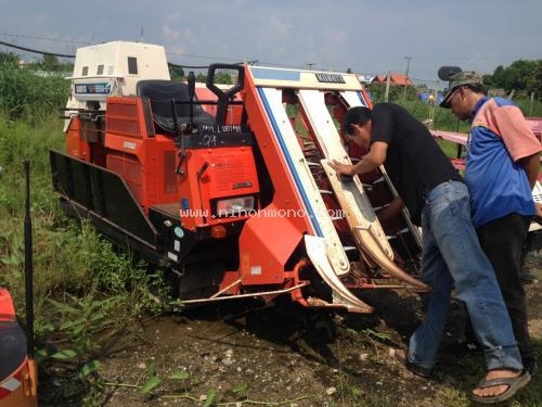 รถเกี่ยวข้าวนั่งขับ รหัสสินค้า : 80803213 ยี่ห้อ : KUBOTA รุ่น : RX1950A