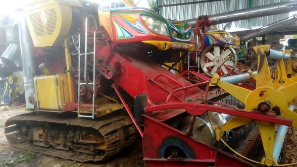 ขายรถเกี่ยวข้าว ช้างไวไฟจอมพลัง53ช่วงล่างดี เครื่อง6D17เทอโบปั๊มไดกิ้น22ตัวเดิน10เพลาใหญ่ โซ่ลูเลอร์ใบใหม่ สีสันไม่สวยแต่รถพร้อมใช้งาน