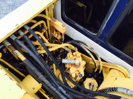 ขายคะ KOMATSU 60-6 สภาพเก่านอก แอร์เย็น ไฟฟ้าครบ มีไลนหัวเจาะ เอกสารอินวอยย์ ราคา 650,000 บาทต่อรองสนใจ ทักมา ปทุมธานี ไอดีไลท์ ploymat555