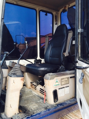 ขายคะ KOMATSU 60-6 สภาพเก่านอก แอร์เย็น ไฟฟ้าครบ มีไลนหัวเจาะ เอกสารอินวอยย์ ราคา 650,000 บาทต่อรองสนใจ ทักมา ปทุมธานี ไอดีไลท์ ploymat555