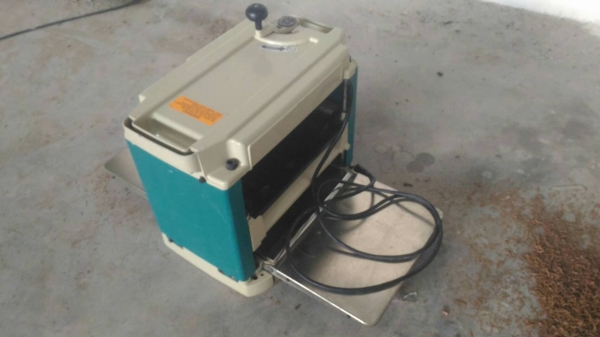 ขายเครื่องไสไม้ เครื่องรีดไม้ Makita 2012NB สภาพดี พร้อมใช้งาน